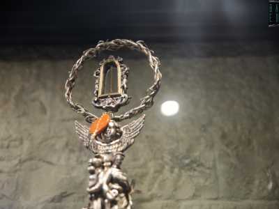 Al suo interno vi � la Sacra Spina, che la tradizione vuole facesse parte della corona posta dai soldati romani sul capo di Cristo prima di condurlo al Calvario
